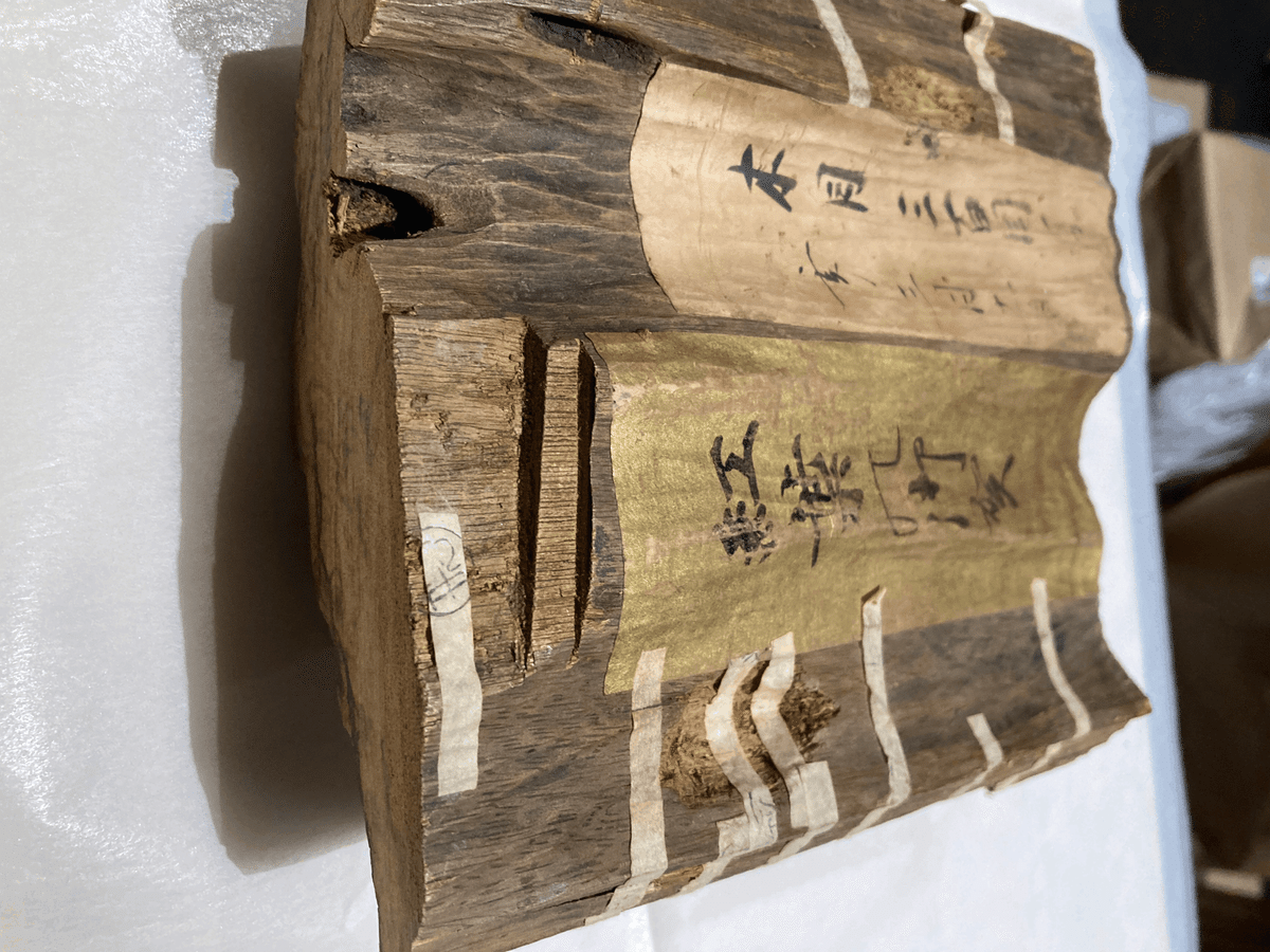 美しい古美術蔵から美しい飴茶色の扇の香壺、香合が出て来ました