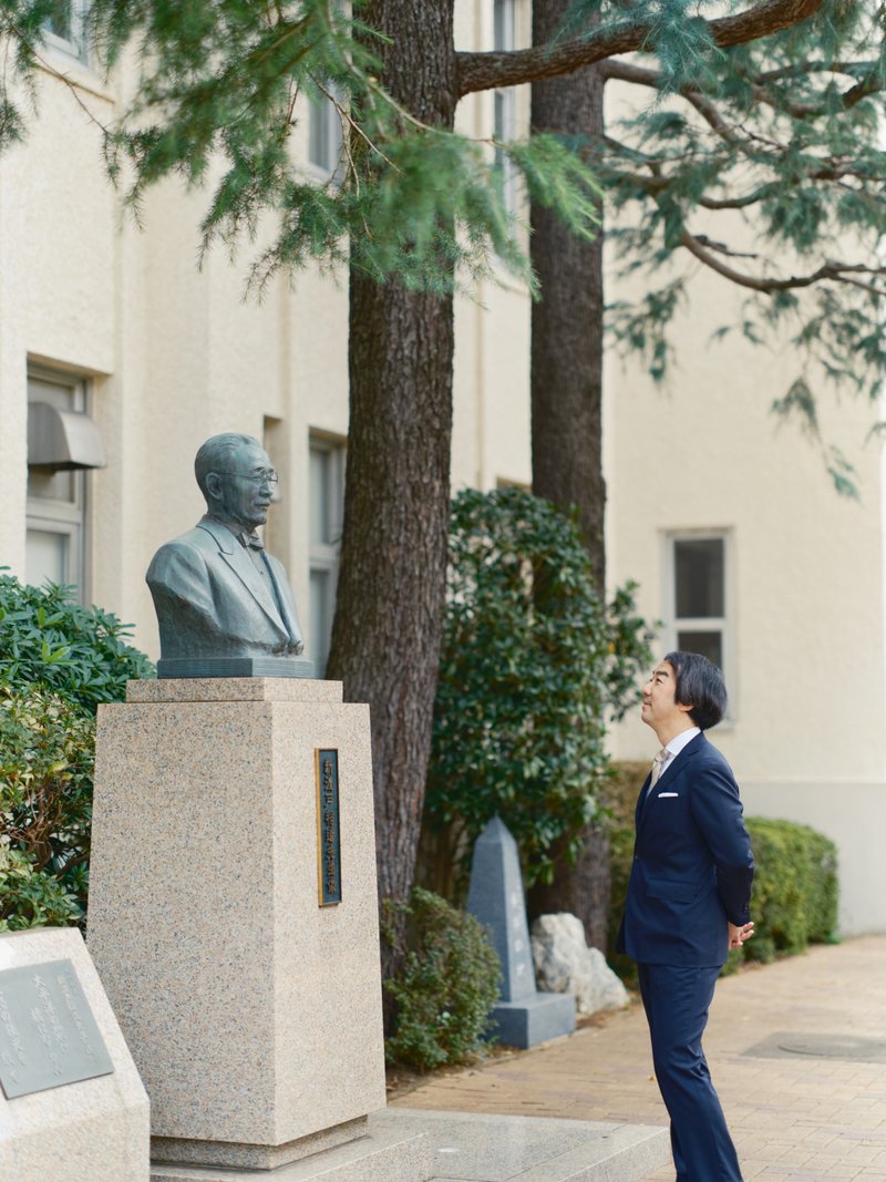 平岩国泰さんと新渡戸稲造初代校長の銅像