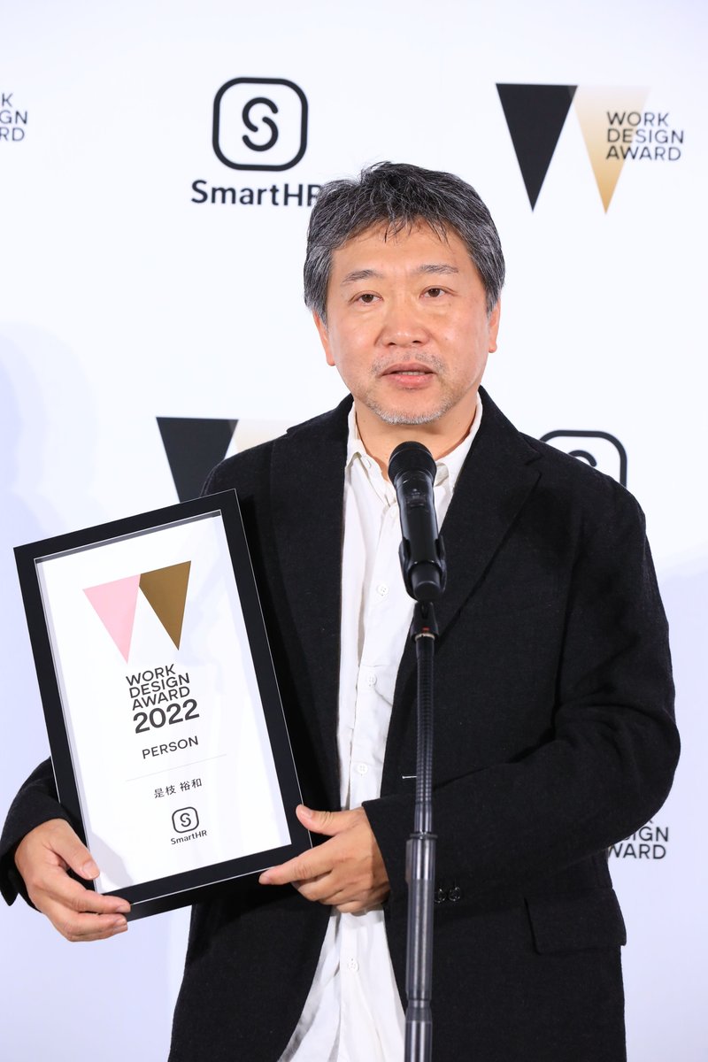 パーソン部門を受賞した映画監督の是枝裕和さんがコメントをしている写真