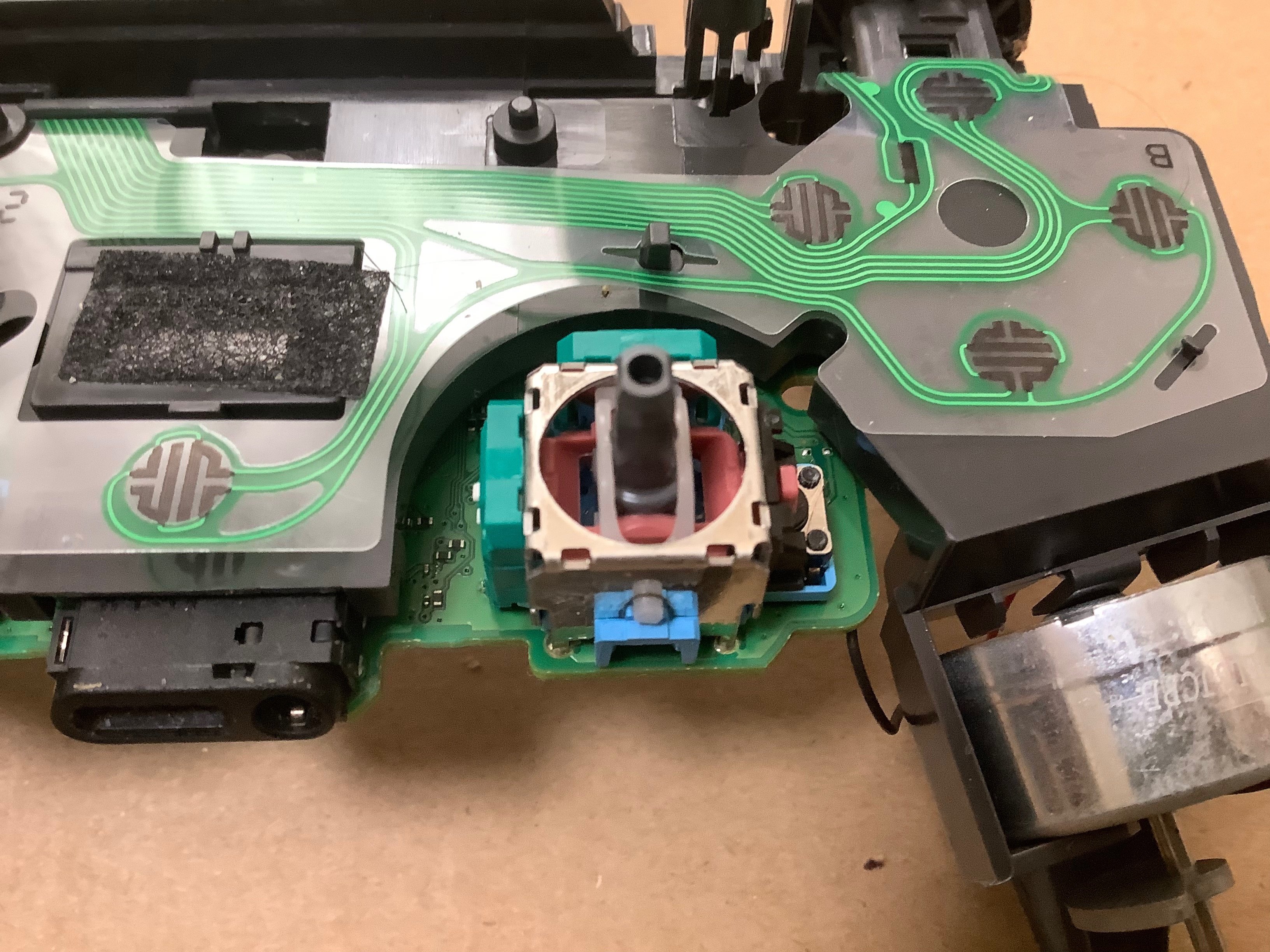 PS4】DUAL SHOCK4のスティック誤作動を自分で分解して修理する