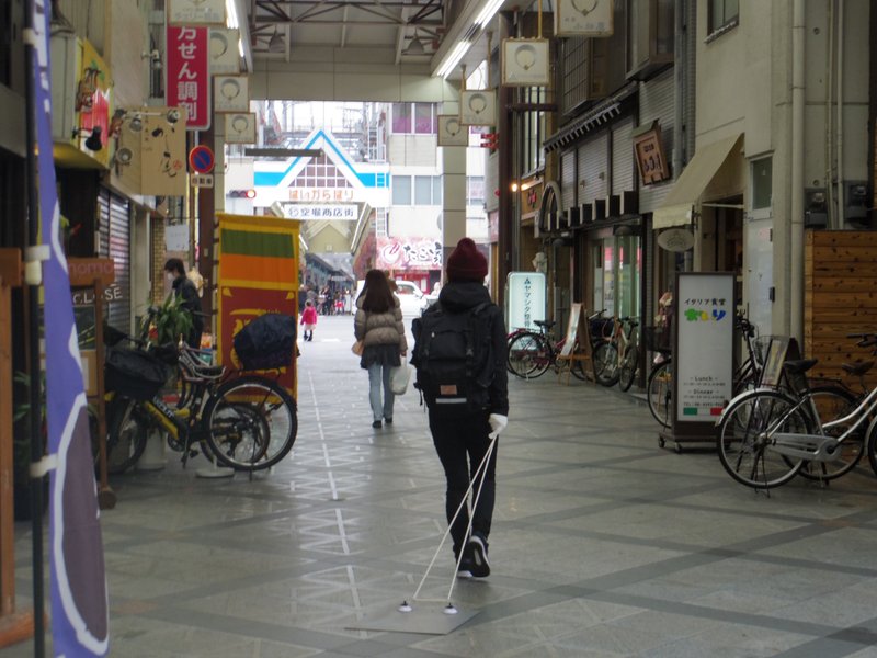 2019年1月12日大阪市にて、谷町六丁目から北浜までの区間を鉄板を引いて歩いた。見慣れた街、だが日々変化し続ける街の ”今、ここ” のリアルを体に染み込ませるように「なんとなく記憶」することが目的である。ここでは抜粋した30枚の記録写真と付随する文章を掲載する。