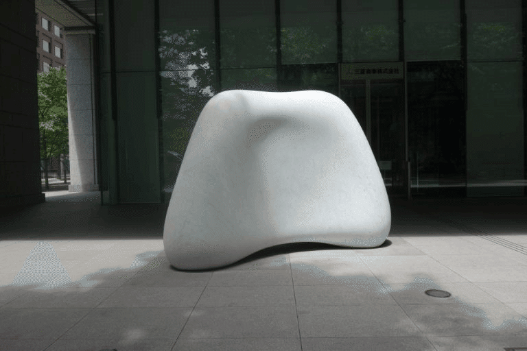 思わず触りたくなる大理石、安田侃の作品【東京編】｜@ART