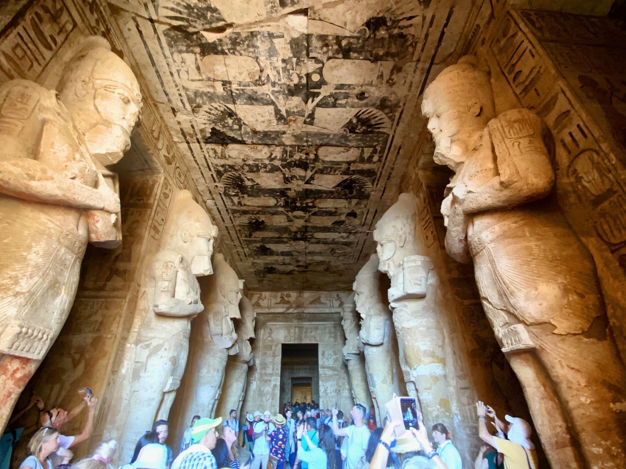 エジプト旅行④ l 巨大岩窟アブシンベル神殿。これを移築したとは