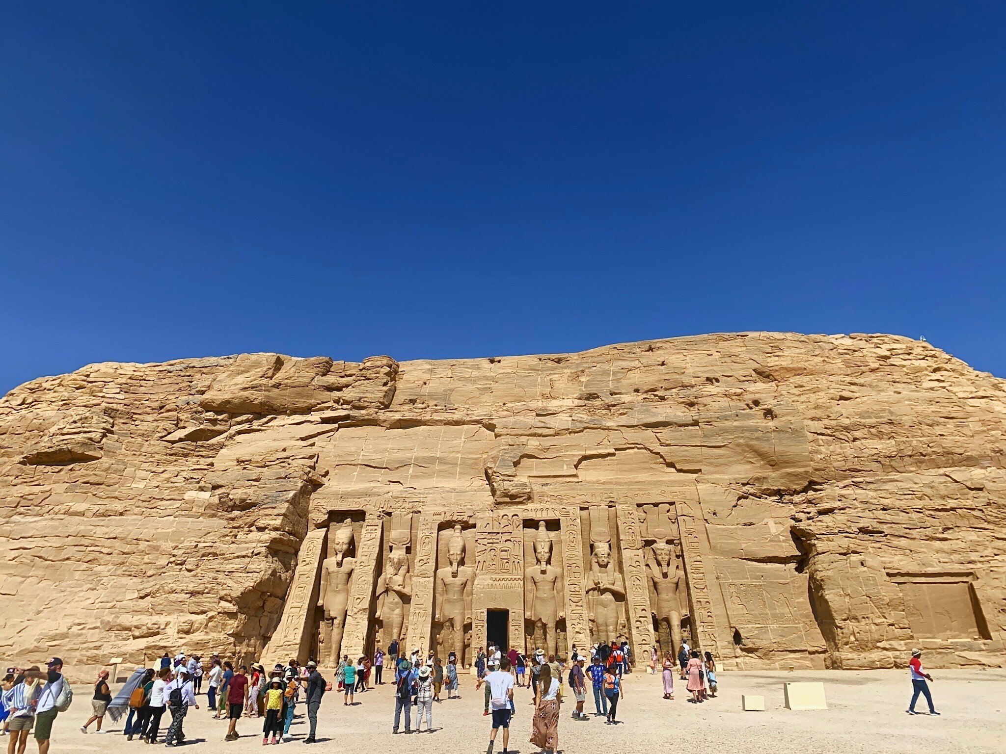 エジプト旅行④ l 巨大岩窟アブシンベル神殿。これを移築したと エジプト旅行④ l 巨大岩窟アブシンベル神殿。これを移築したと