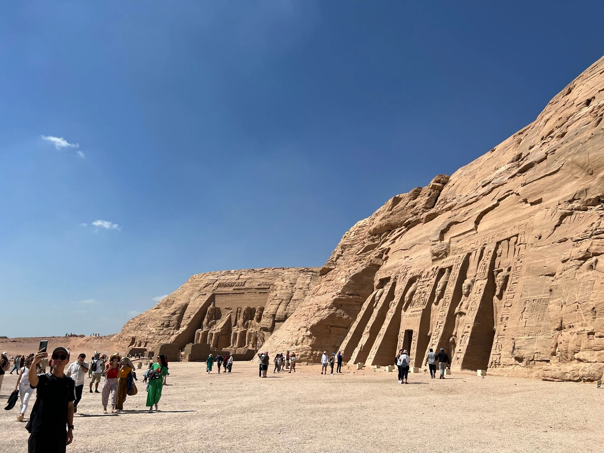 エジプト旅行④ l 巨大岩窟アブシンベル神殿。これを移築したとは