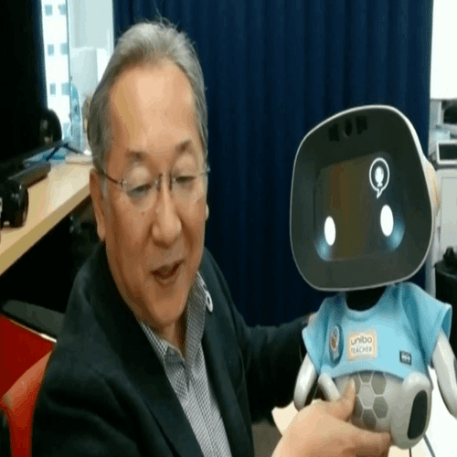 教員を楽に、子どもたちを笑顔に！先生ロボットは複式学級のお助け係