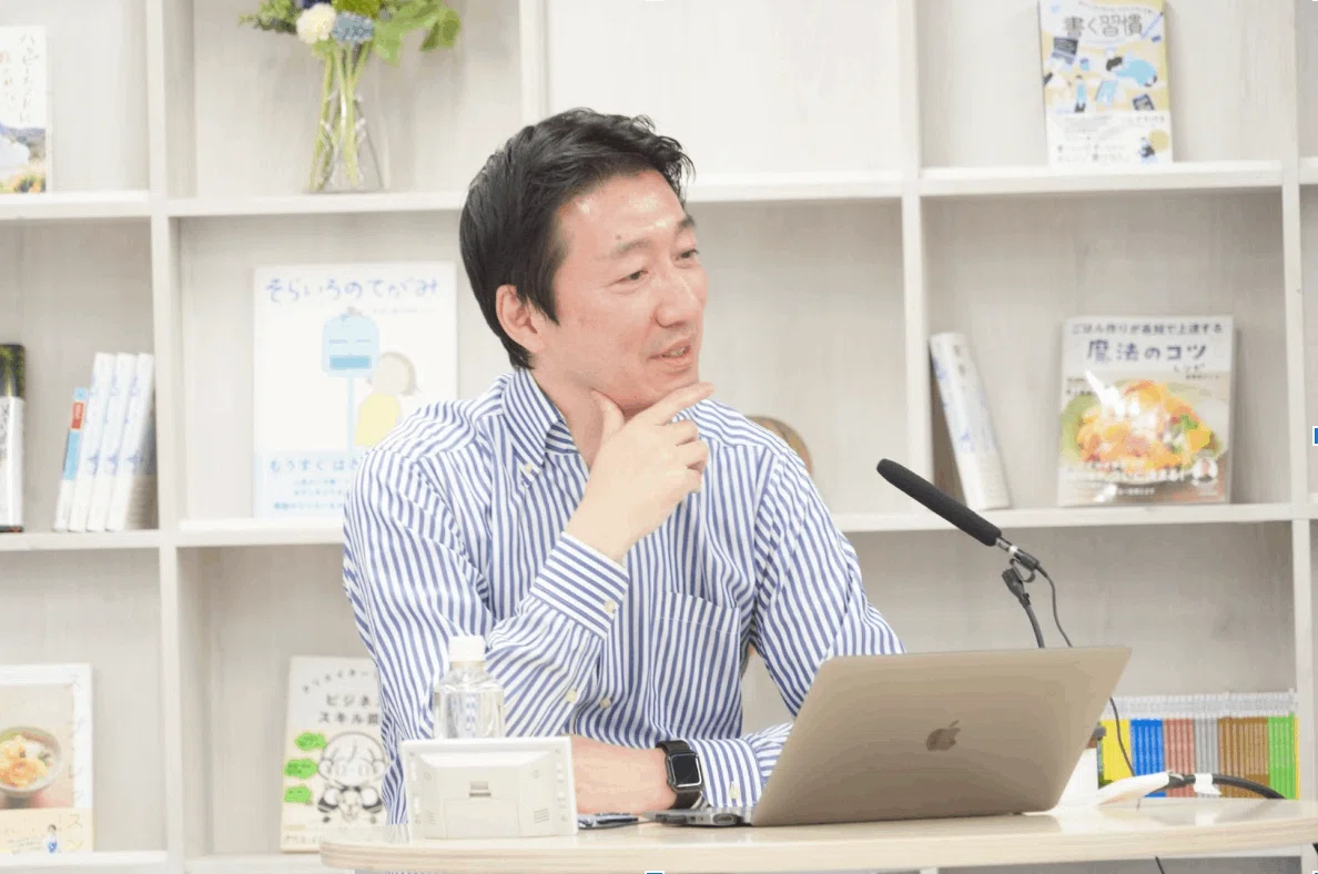登壇する徳力基彦さん