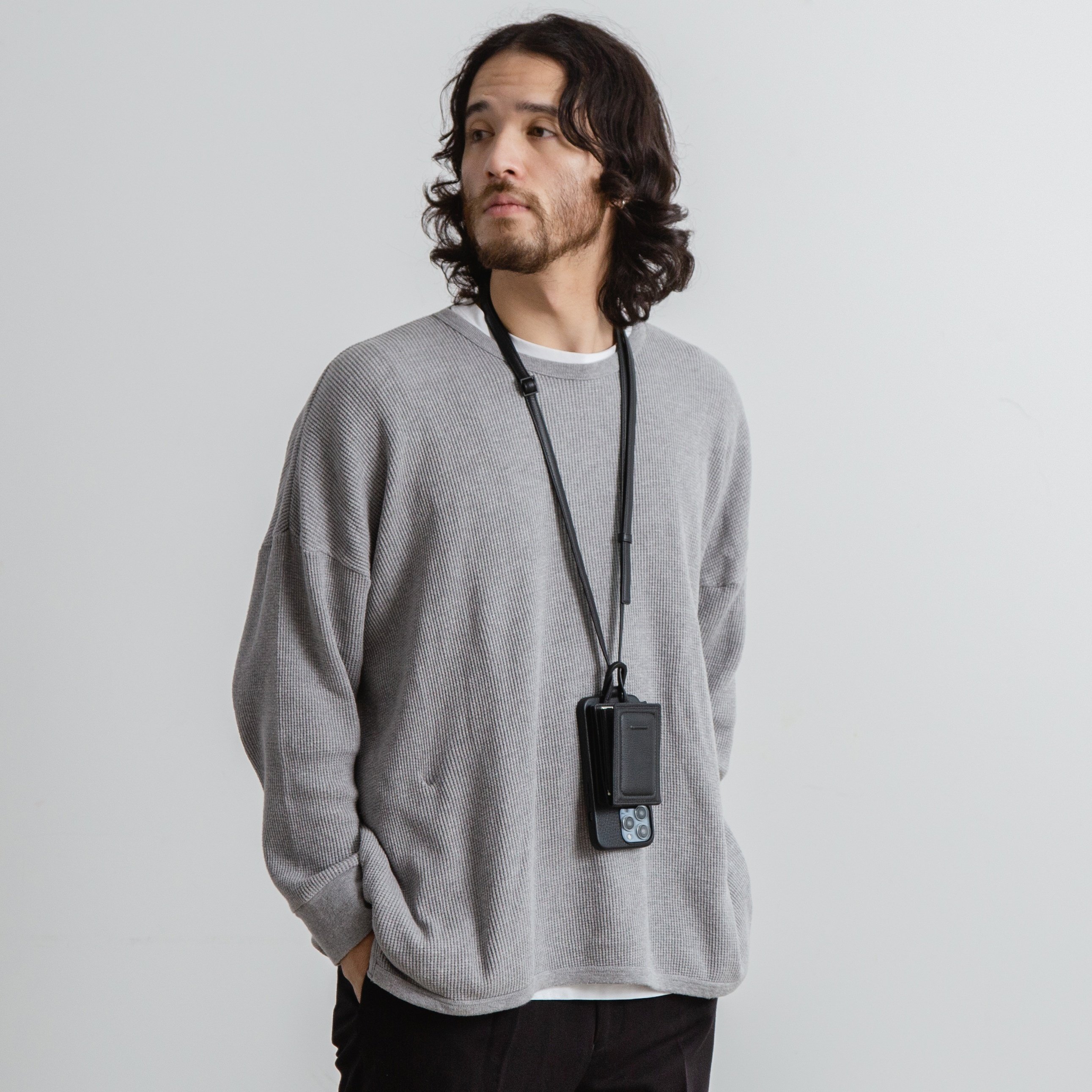 収納」から「接続」へ。身体に溶け込む”スマホショルダー”とは