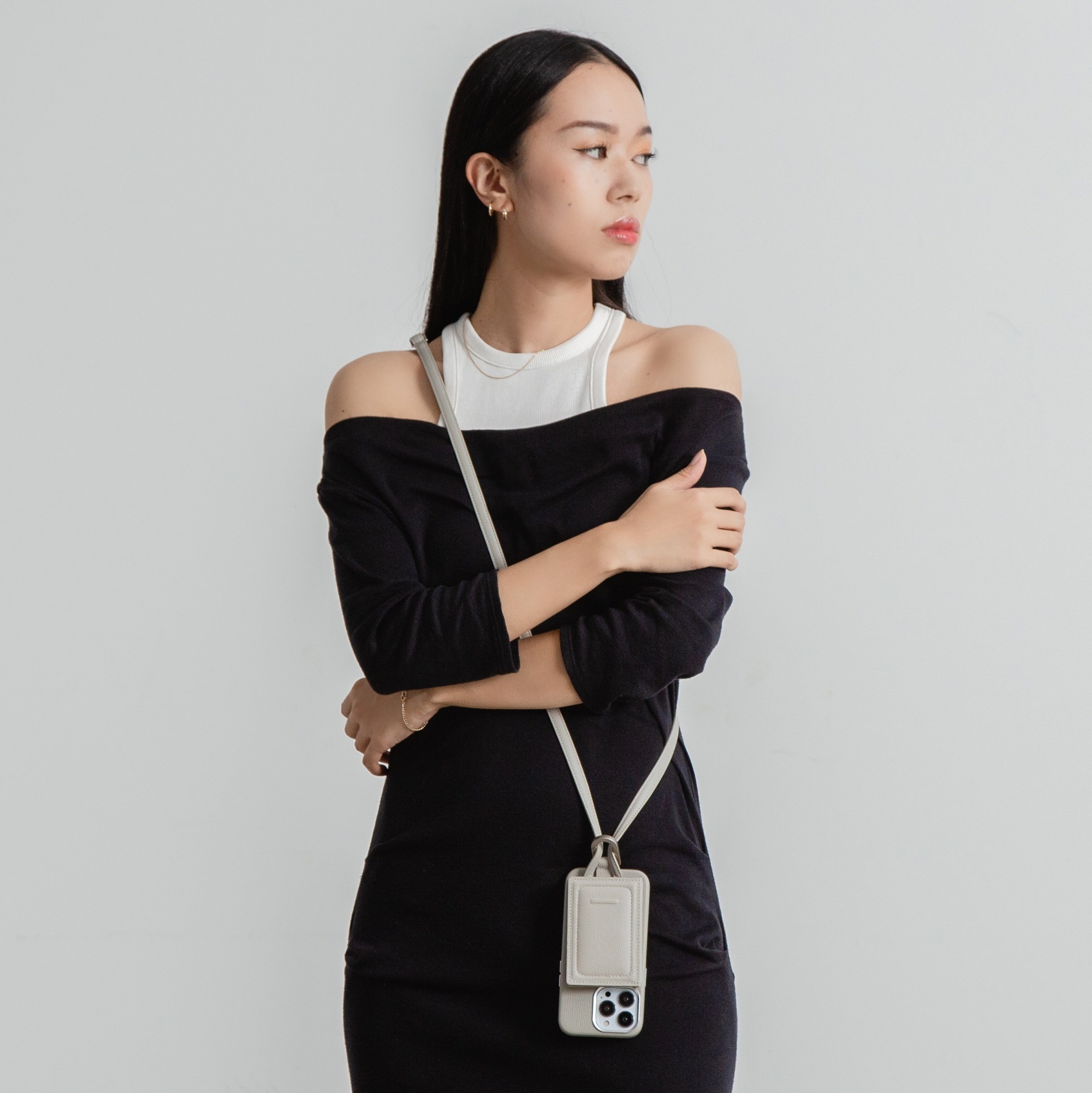 収納」から「接続」へ。身体に溶け込む”スマホショルダー”とは