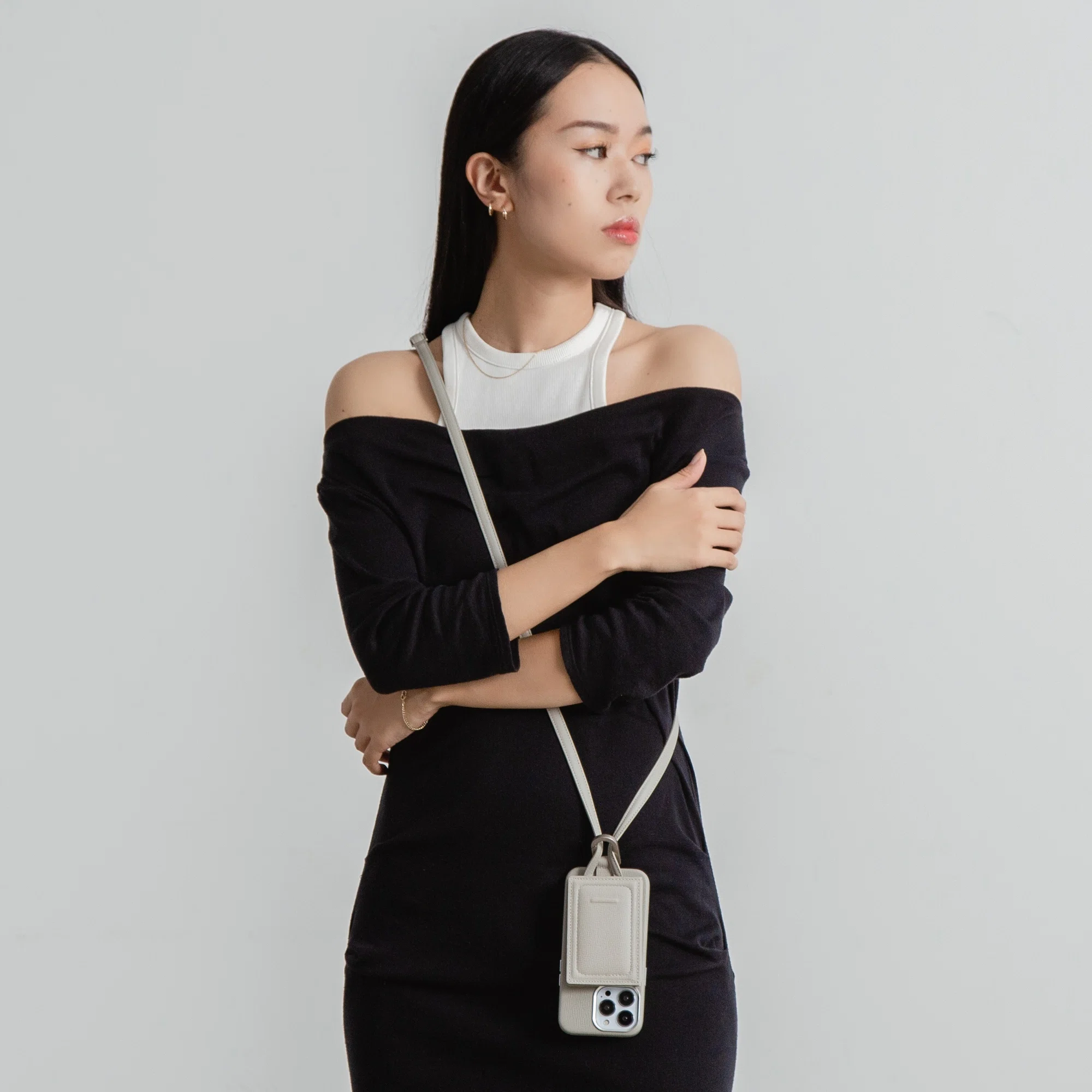収納」から「接続」へ。身体に溶け込む”スマホショルダー”とは。｜角森 