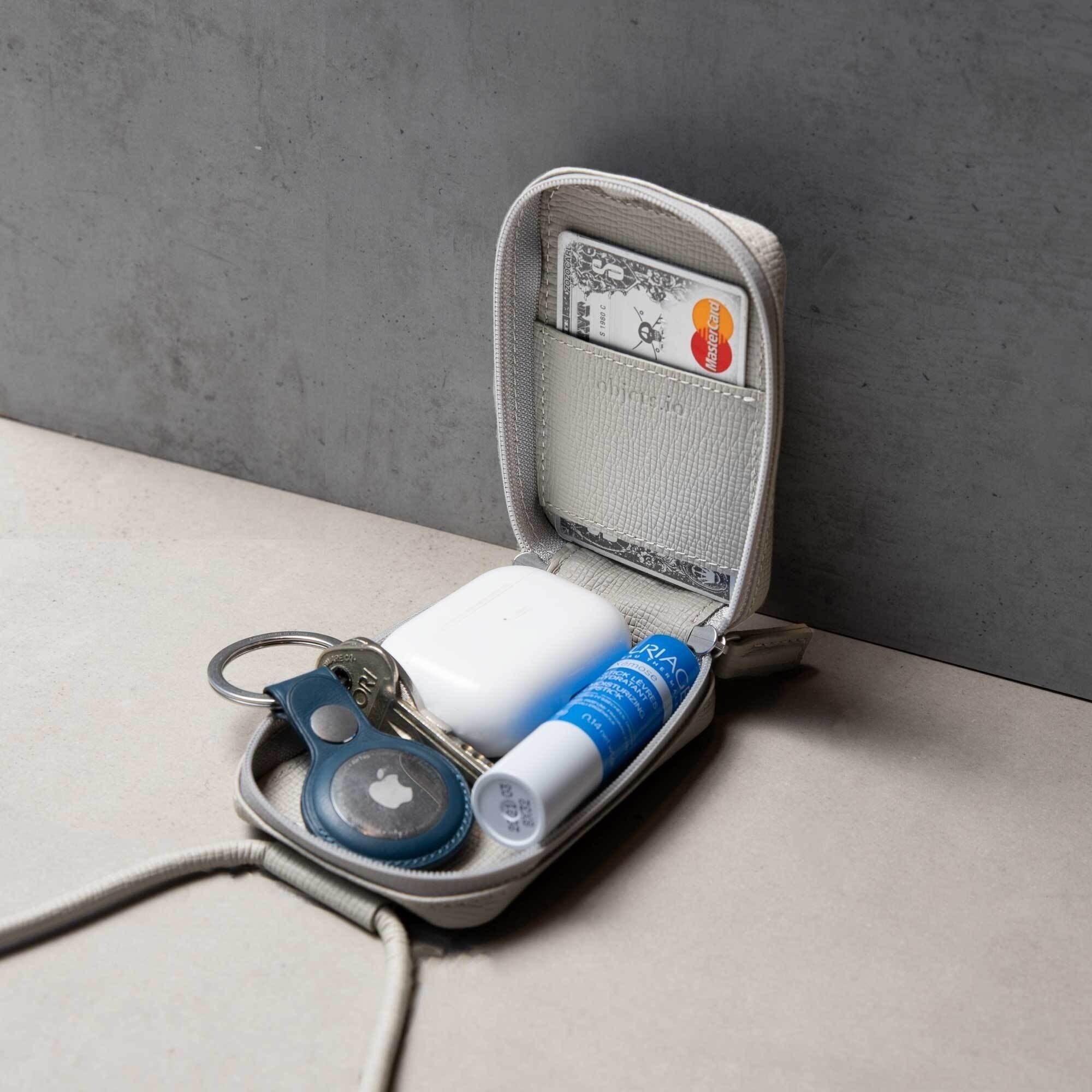 収納」から「接続」へ。身体に溶け込む”スマホショルダー”とは