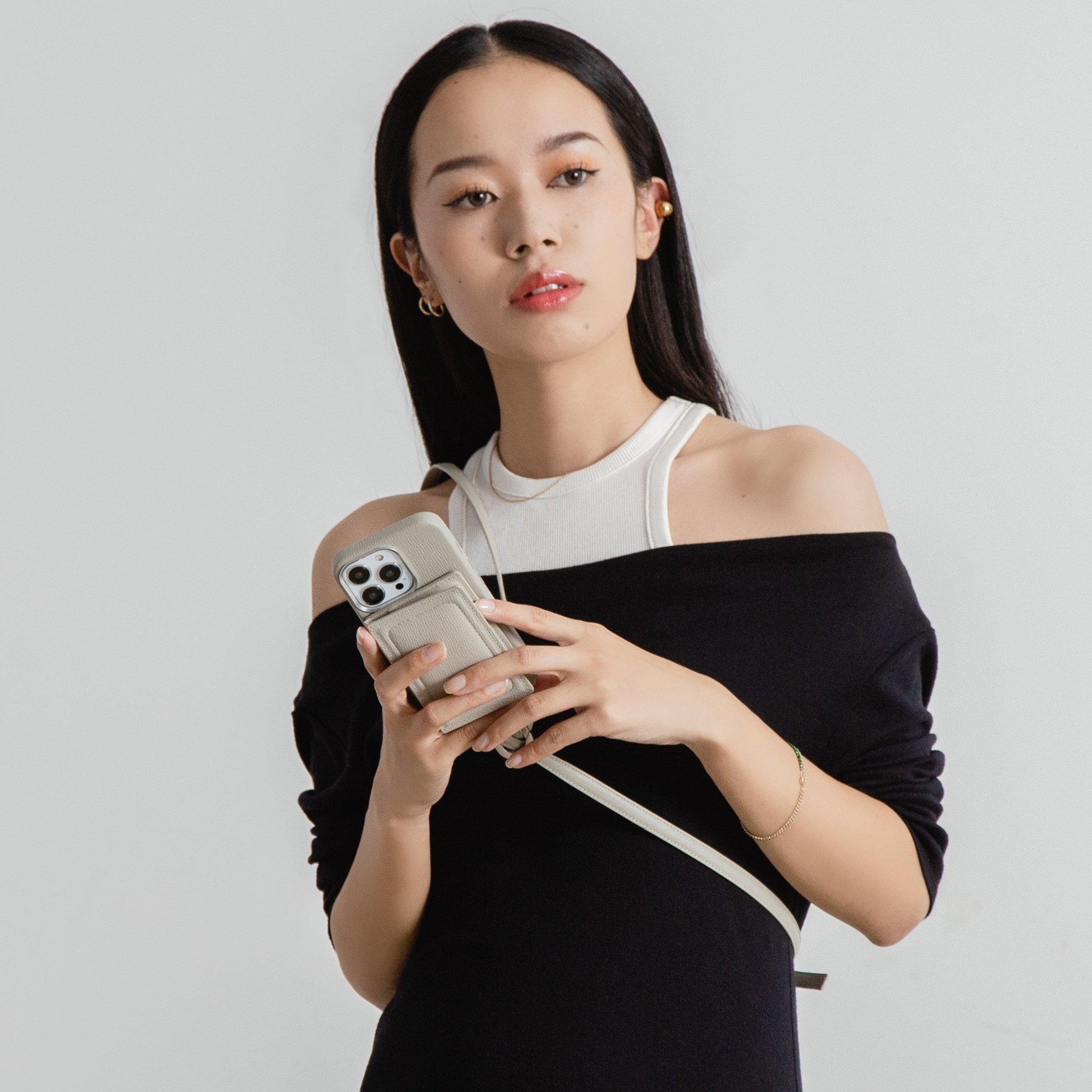 収納」から「接続」へ。身体に溶け込む”スマホショルダー”とは