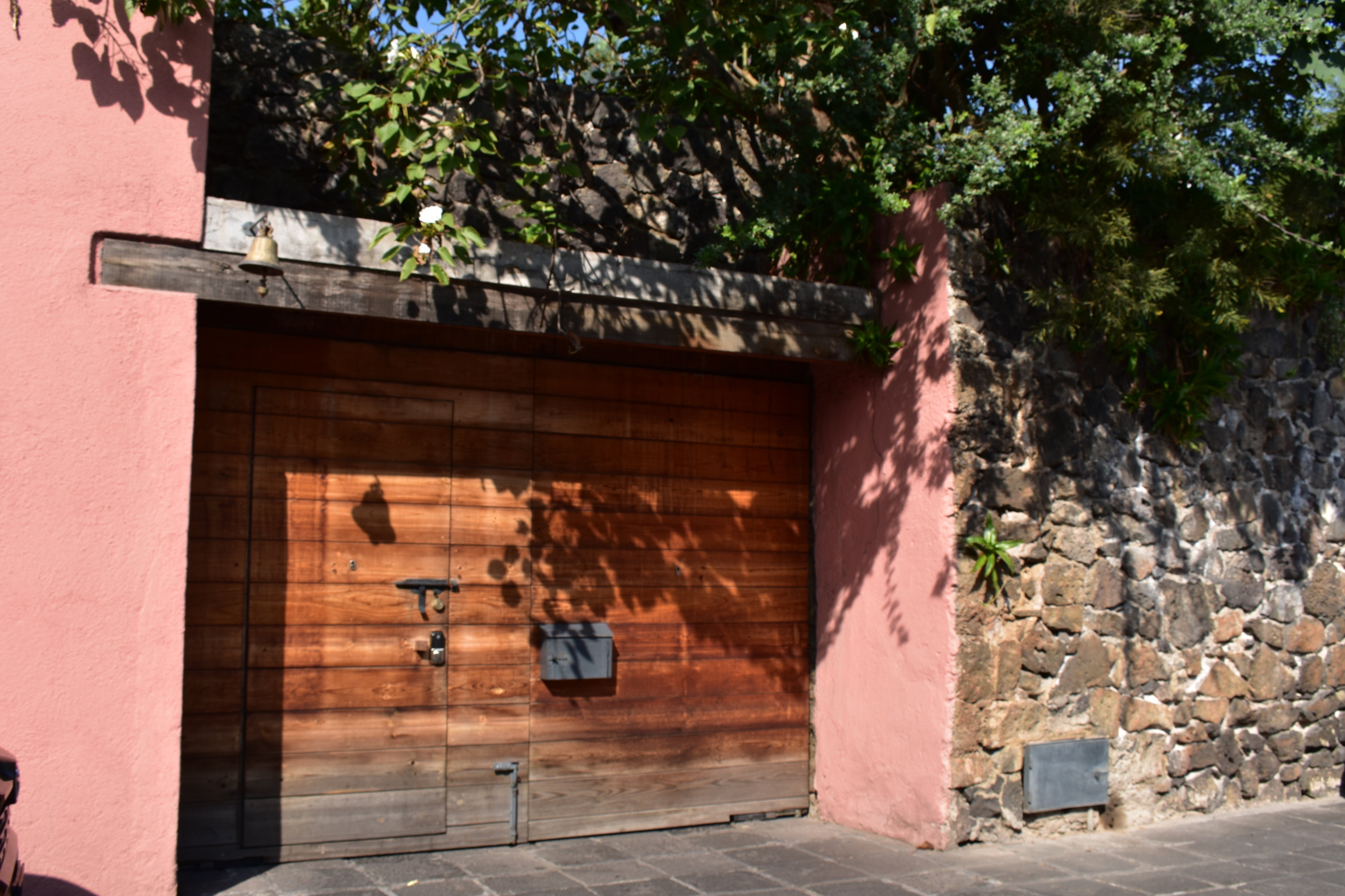 溶岩の上に立つ家｜Kae