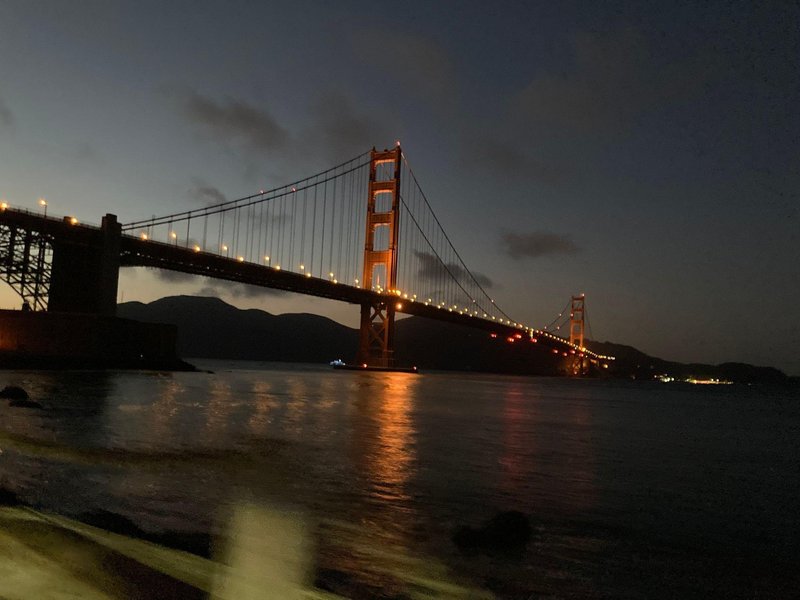 Golden Gate Bridgeがライトアップされている。