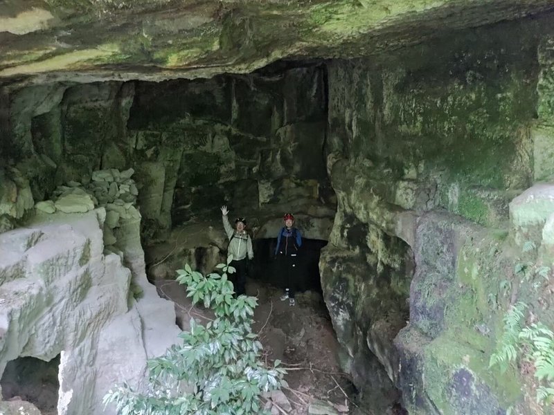 洞窟の入り口に立つ二人