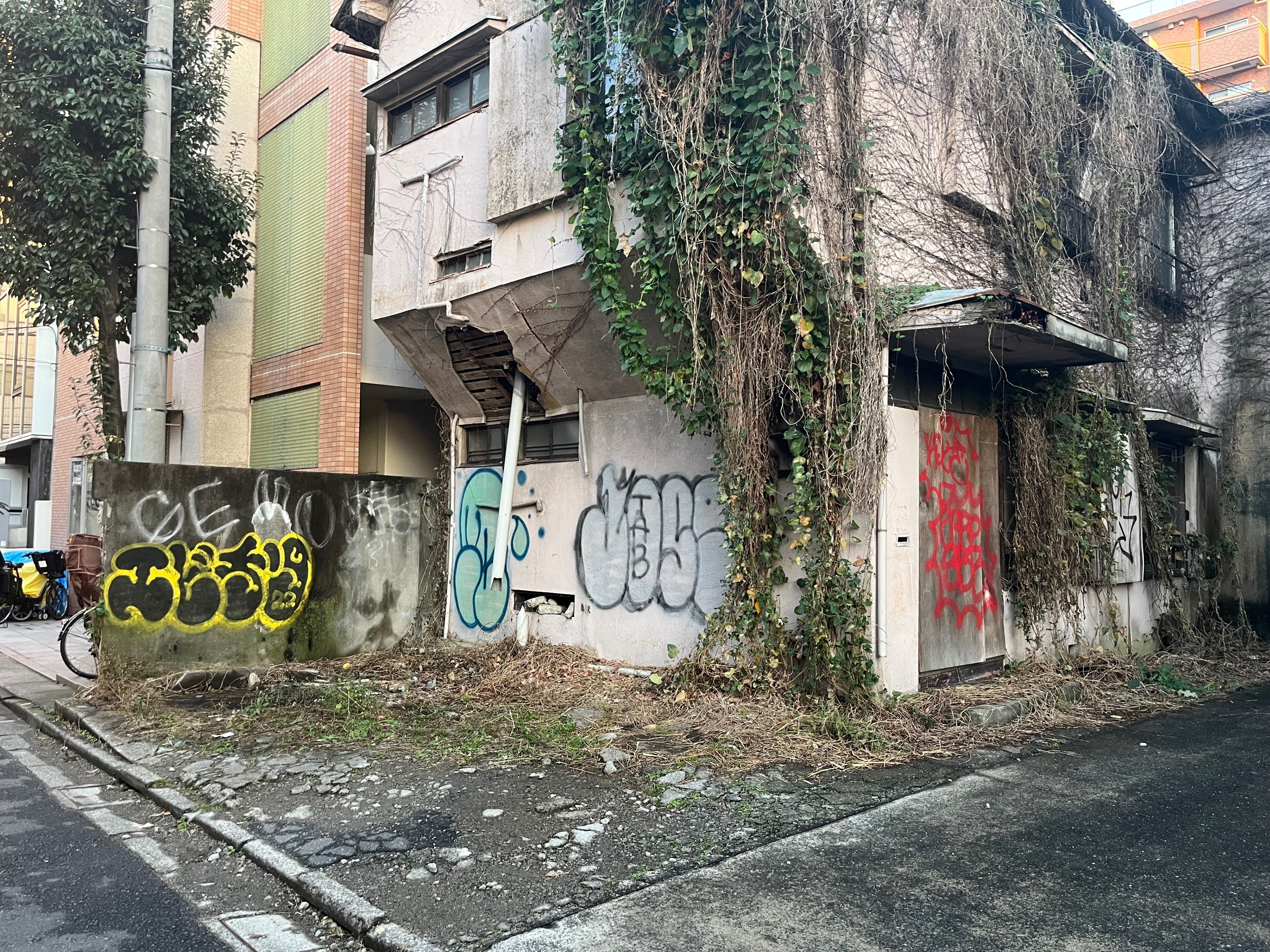 ありえない中目黒の落書きに心から憤りを感じています｜中目黒土産店