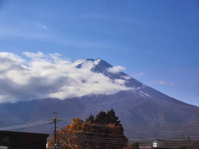 2022/11/17　スタート地点に向かう途中、富士急ハイランド近くでバスの車窓から見えた富士山。この日は曇りの予報で、この後富士山は見られないかも、とカメラを向けました。