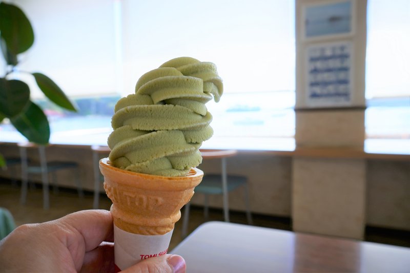 ＜2022年 初秋・秋田＆仙台の旅 no.23＞　福浦島入口にある喫茶店。そこで、ずんだソフトクリームを食べました。枝豆を潰したずんだ、私好きなのですよね。どこかで、名物ずんだ餅も食べたいな。