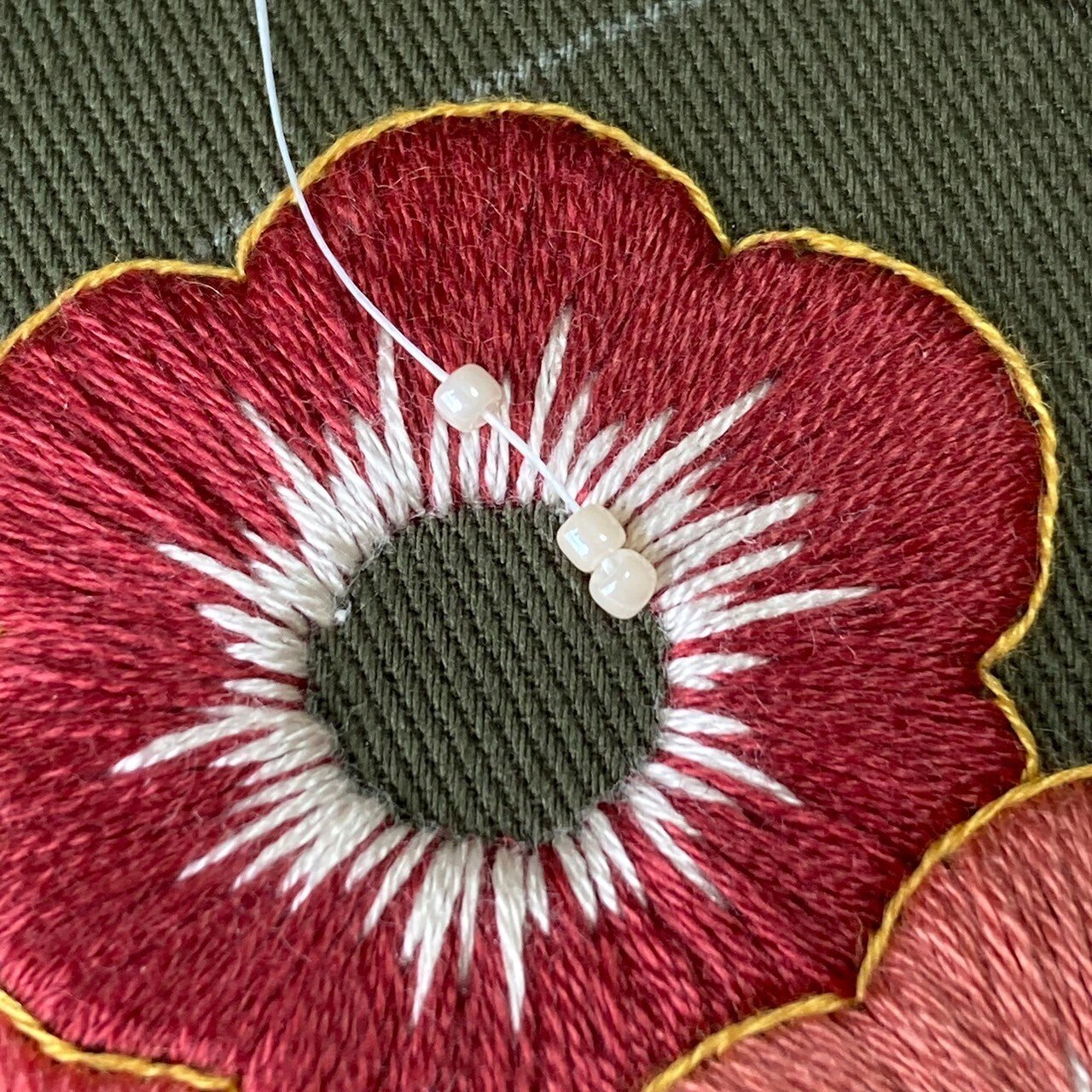 ビーズ刺繍を取り入れて、きらきらのお花を仕立てます。｜はなこまち