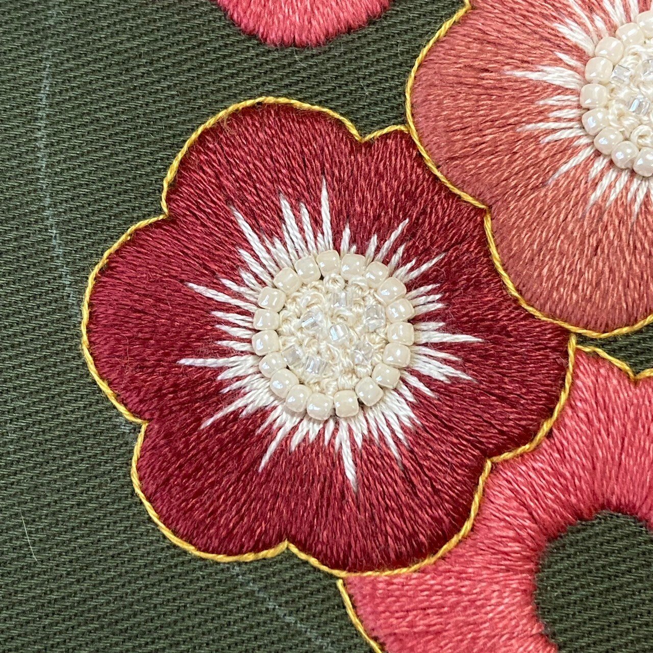 ビーズ刺繍を取り入れて、きらきらのお花を仕立てます。｜はな