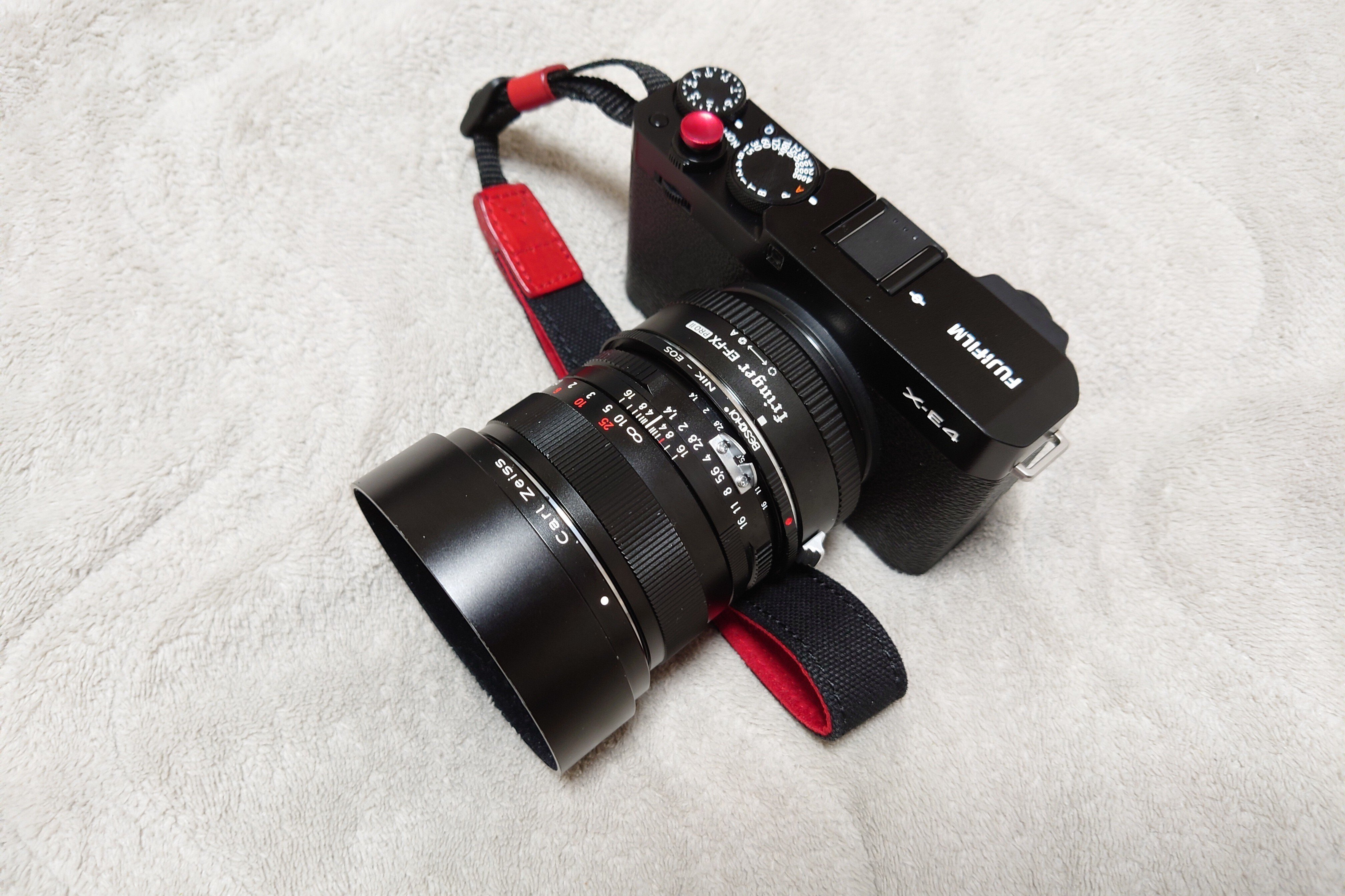 FUJIFILM X-E4 と Carl Zeiss Planar T* 1.4/50 ZF｜あお
