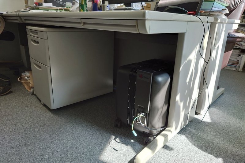 オフィスのデスク下に置かれた「リブグロBCPバッテリー D2」