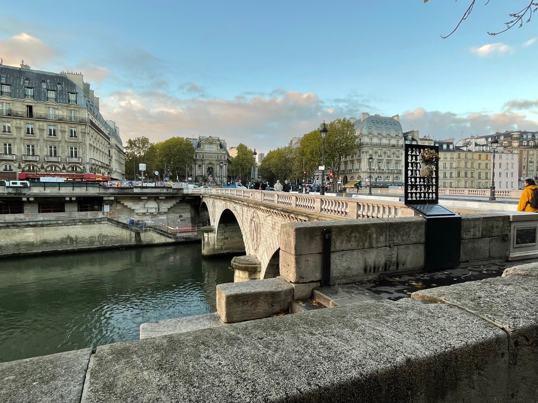 女ひとり旅】パリ2日目:ルーヴル美術館の音声ガイドは任天堂3DSだった