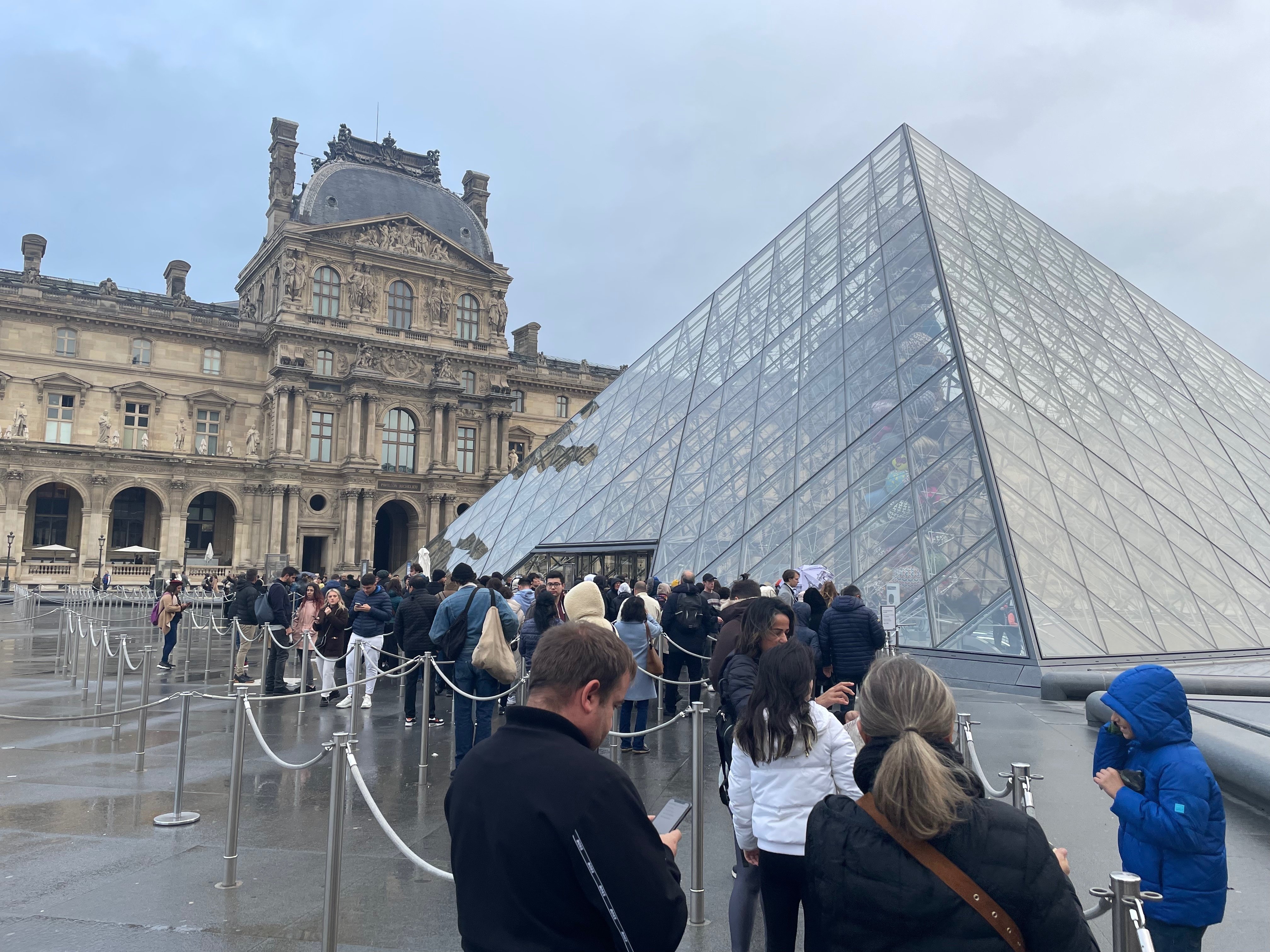 女ひとり旅】パリ2日目:ルーヴル美術館の音声ガイドは任天堂3DSだった