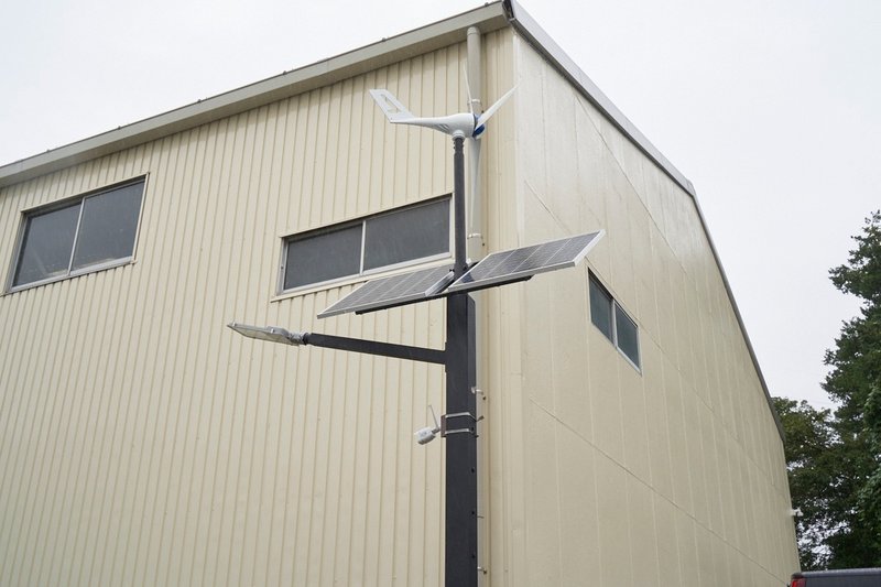 Rebglo.社屋では、風力・太陽光による自家発電の実証実験も行っている