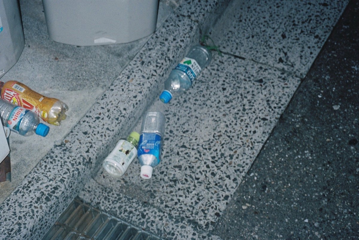 道端に捨てられたペットボトルのフィルム写真。
