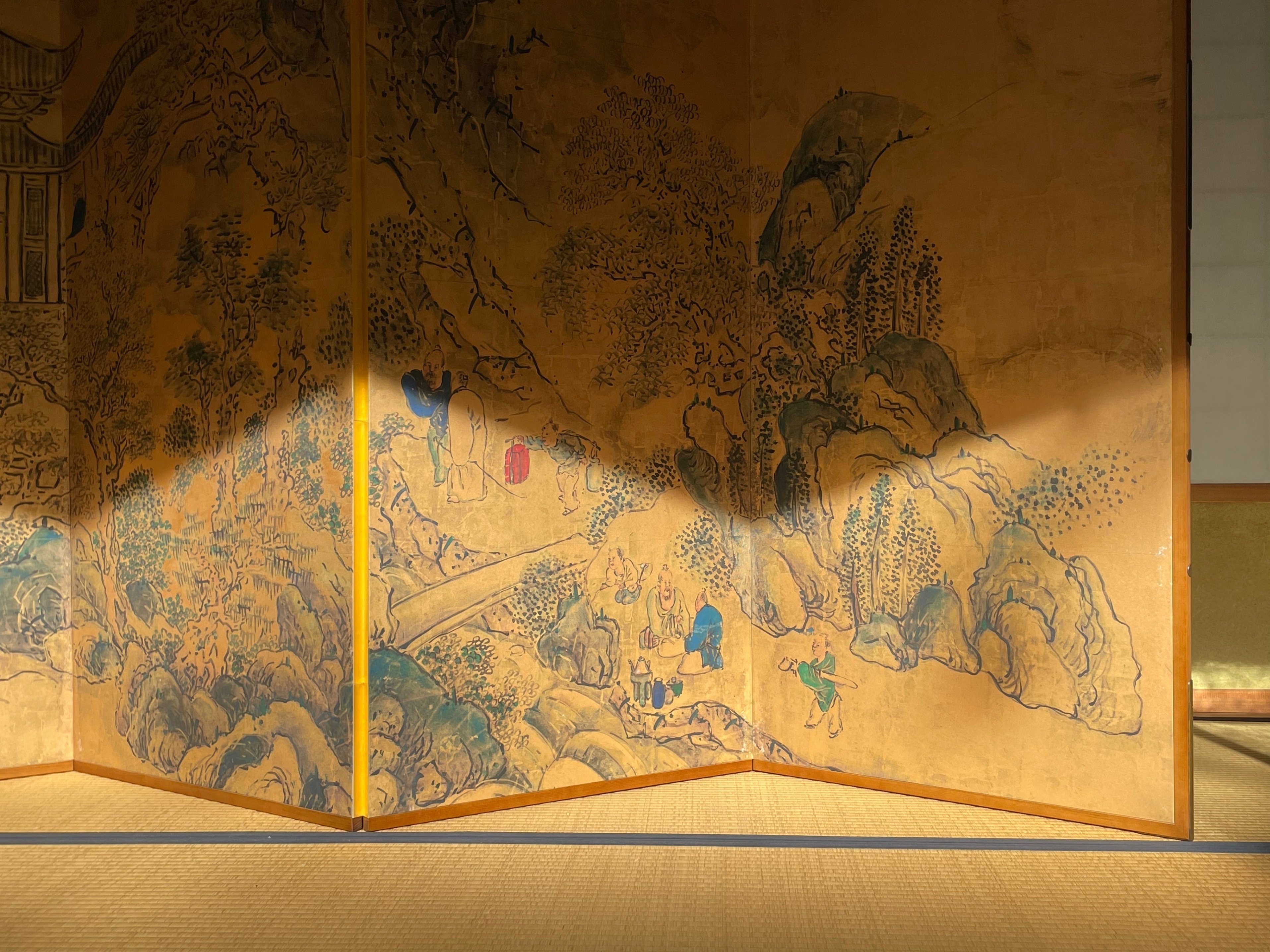 東京国立博物館の庭園で、池大雅『楼閣山水図屏風』を鑑賞して