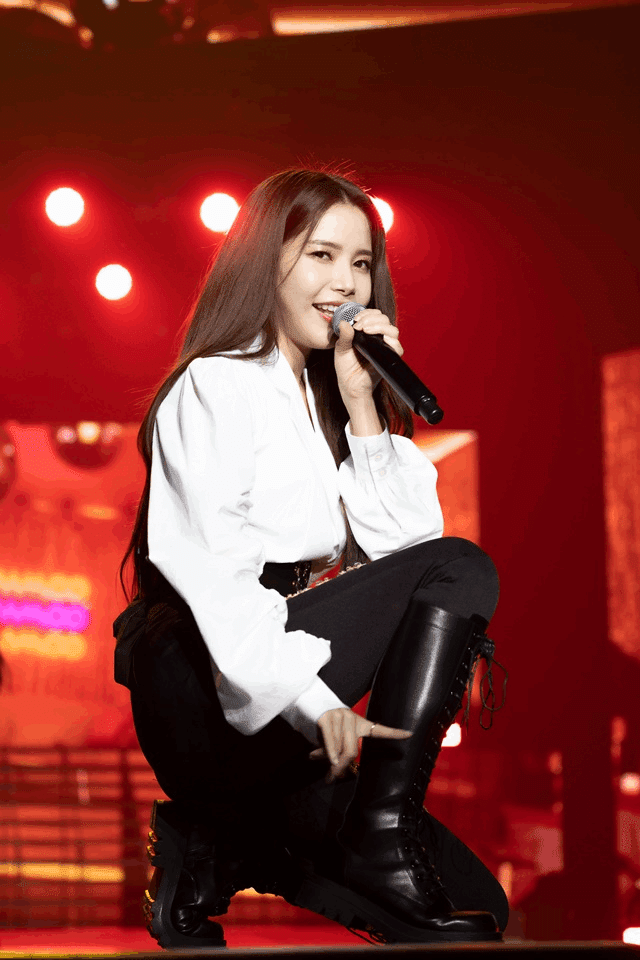 ムンビョル　ソラ ソラ(Solar)、 ムンビョル(Moon Byul) of MAMAMOO - Promise U