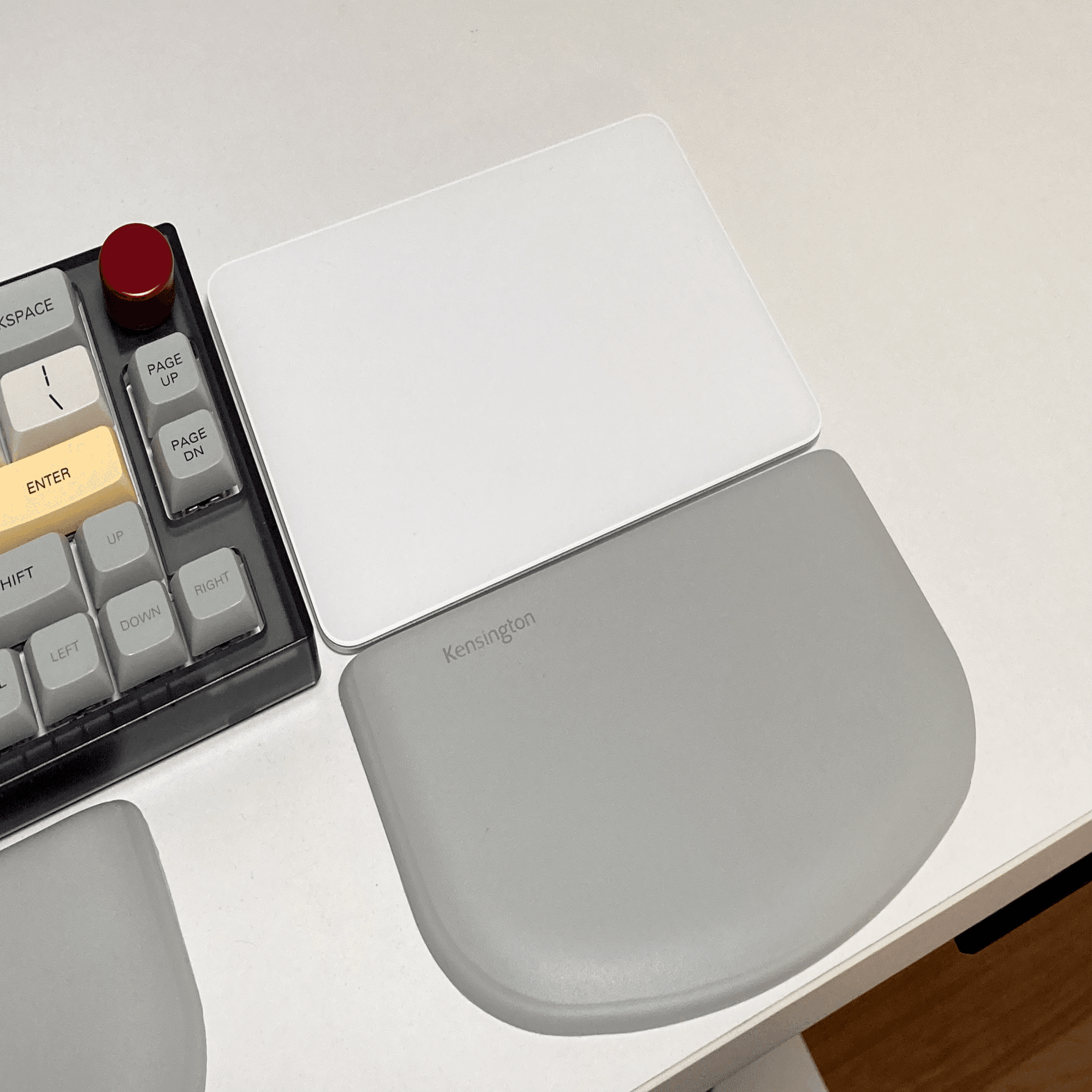 Apple Magic Trackpad ＋Kensington リストレスト トラックパッドにケンジントンのリストレストを使うという提案【デスク