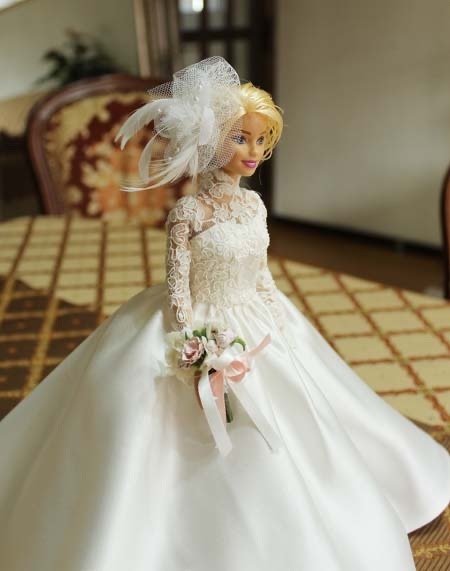 ウェディングドレス姿をそのままバービーサイズの人形に表現！ご両親へ