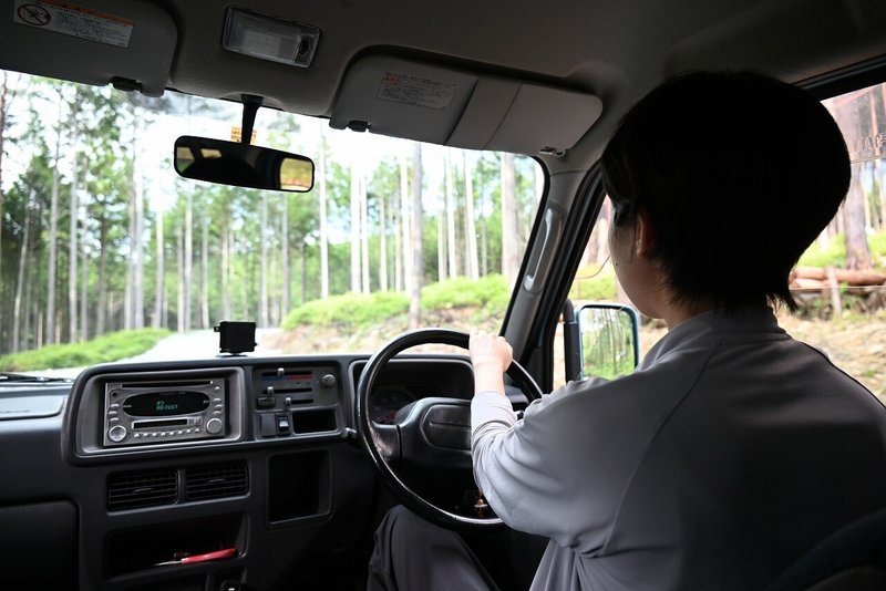 車内にて。山道を運転する葵さんの写真