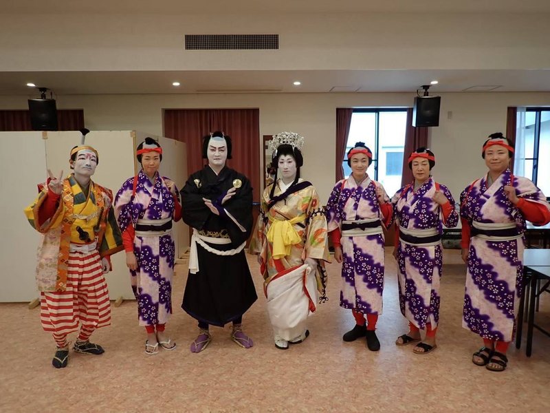 東白川村の地歌舞伎公演にて出演者と一緒に舞台衣装で記念撮影した写真