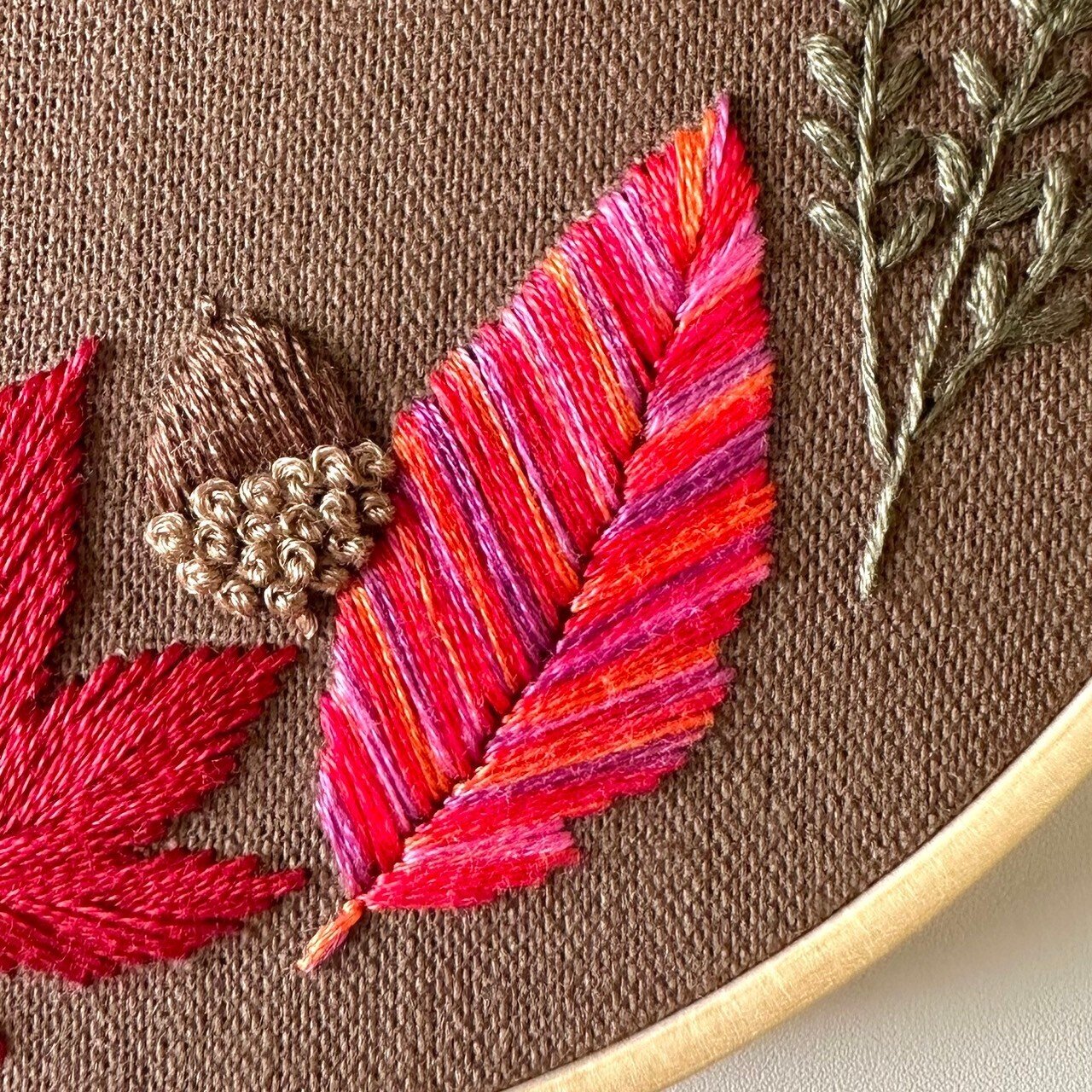 グラデーション糸で刺繍してみました🪡|はなこまち/刺繍作家 グラデーション糸で刺繍してみました🪡|はなこまち/刺繍作家
