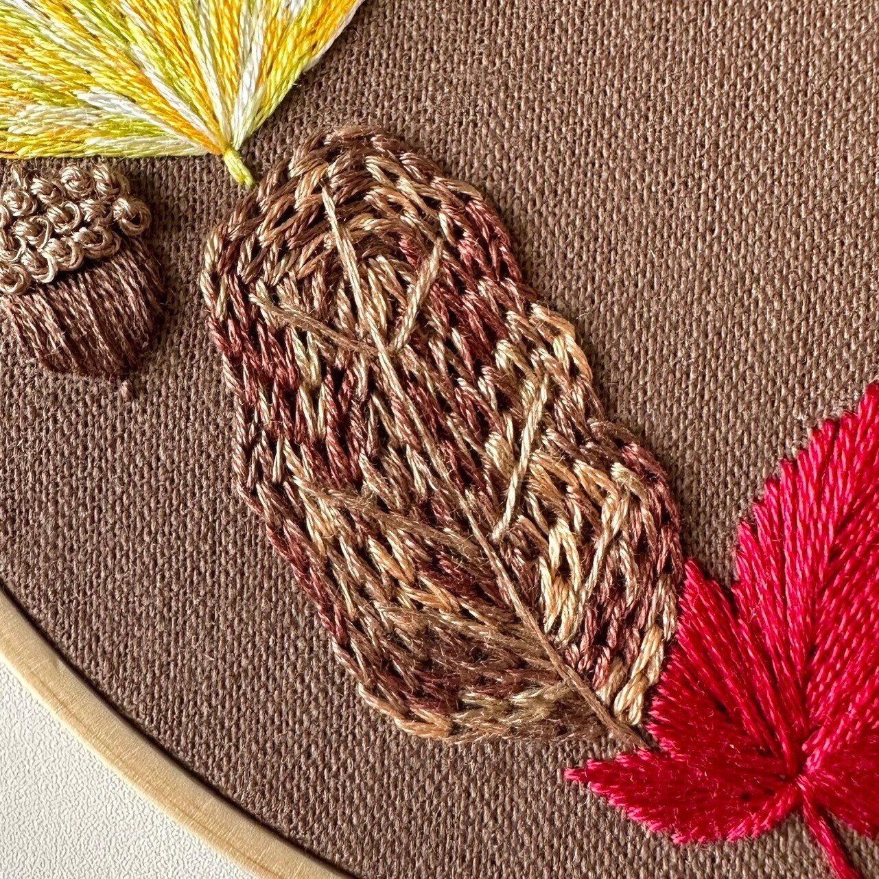 グラデーション糸で刺繍してみました🪡|はなこまち/刺繍作家 グラデーション糸で刺繍してみました🪡|はなこまち/刺繍作家