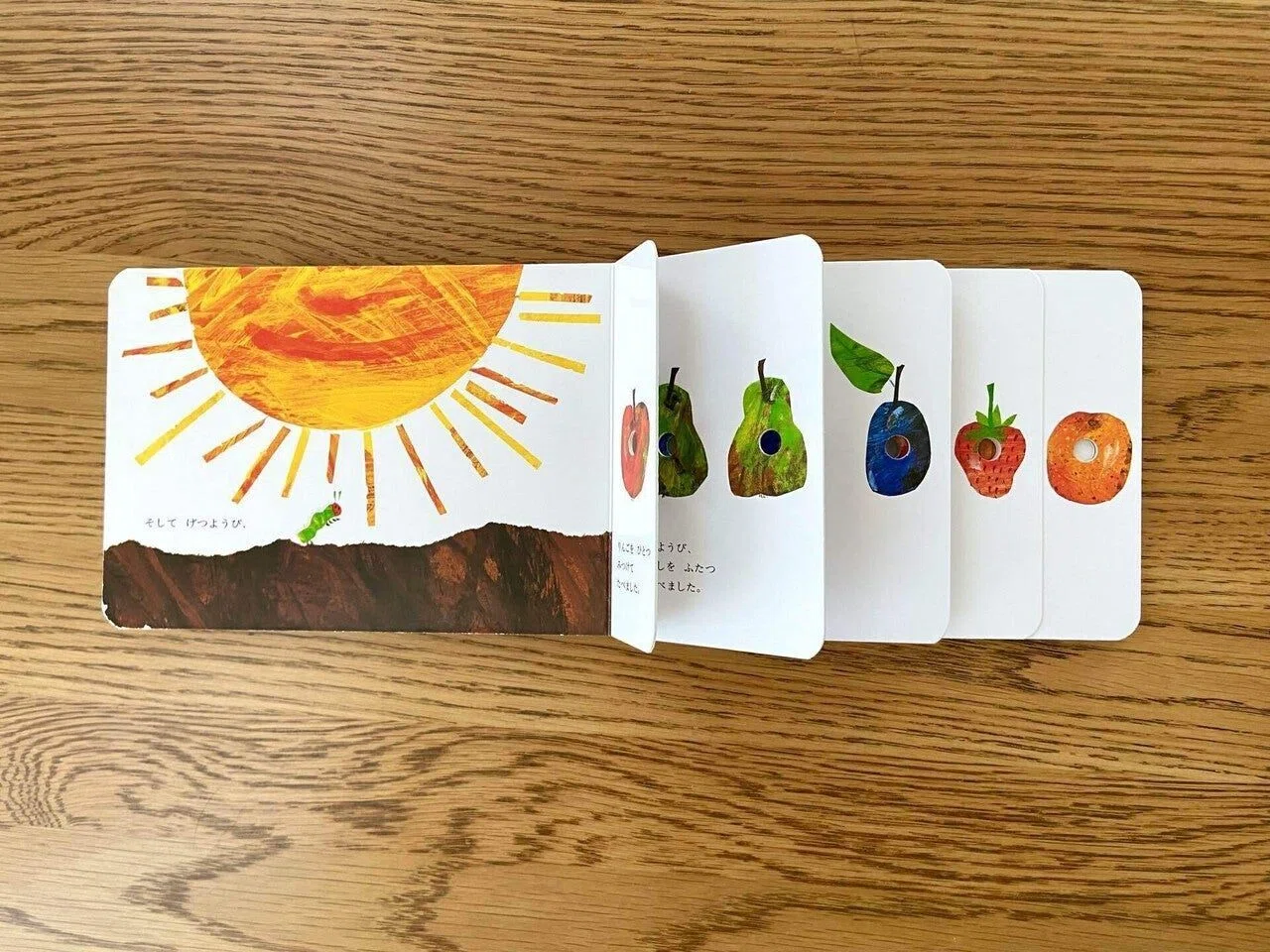 高速ハイハイで向かう先は絵本棚！0歳ベビーのお気に入り絵本。｜shiolun