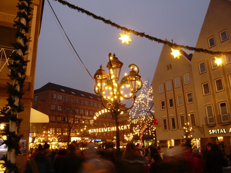 今回はドイツのクリスマスマーケットの写真を見ながら、旅気分を味わおうと思います🛫　この写真を撮ったのは随分前なので、今の様子とは違うこともあるかも💦　これはマーケットがある広場の入り口付近の様子です。クリスマスマーケットはその町ごとに特色があるので、「この町のマーケットはどんな感じかな？」とワクワクします🎵