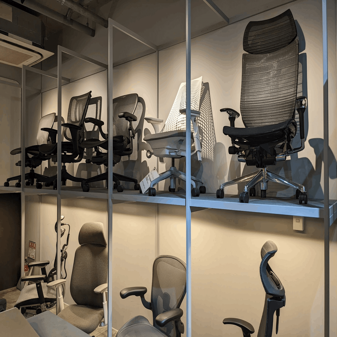 ボマールソファ整骨院の受付等に椅子高級