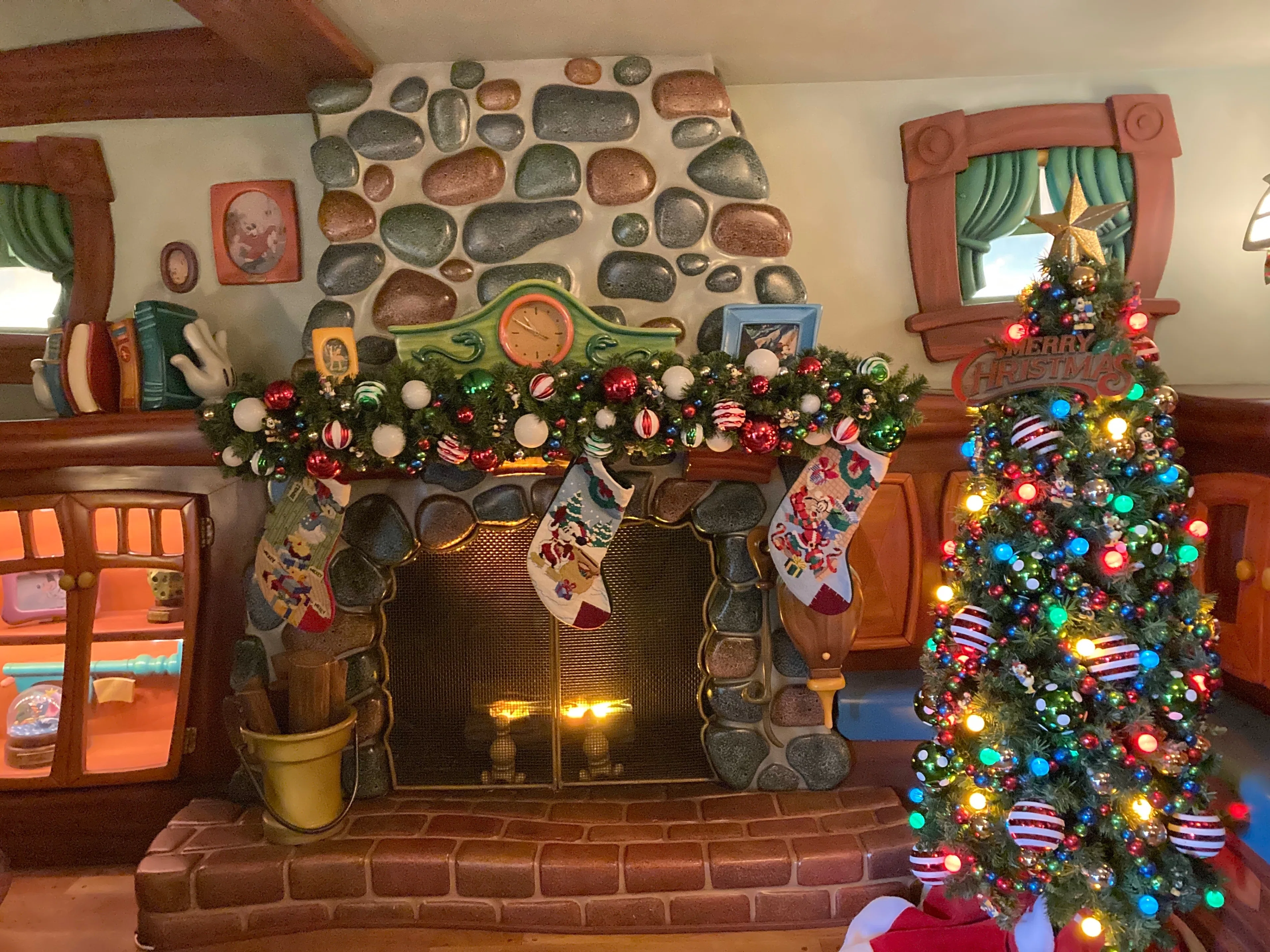 クリスマスディズニー🎄ミッキーの家が可愛すぎる♡｜figaro