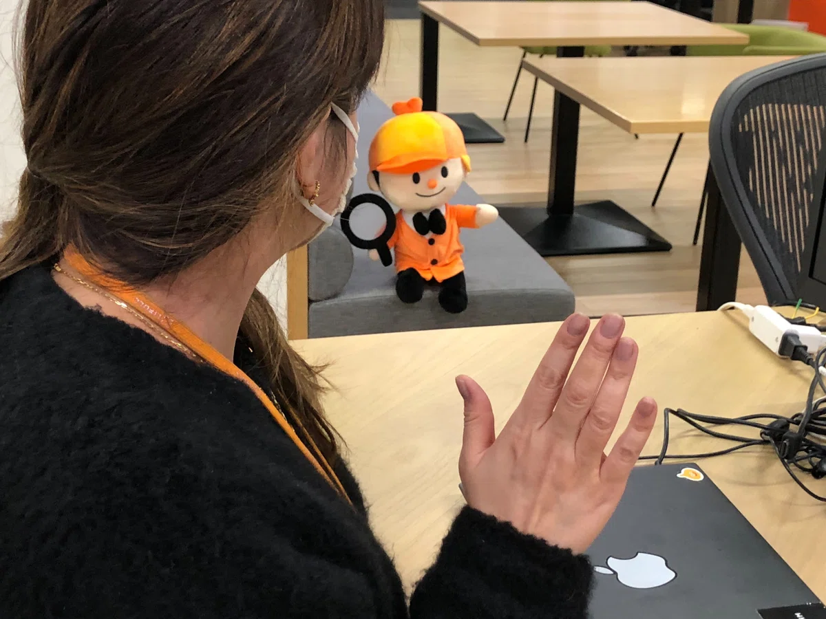 ホームズくんが情報審査グループの職場にやってきた画像