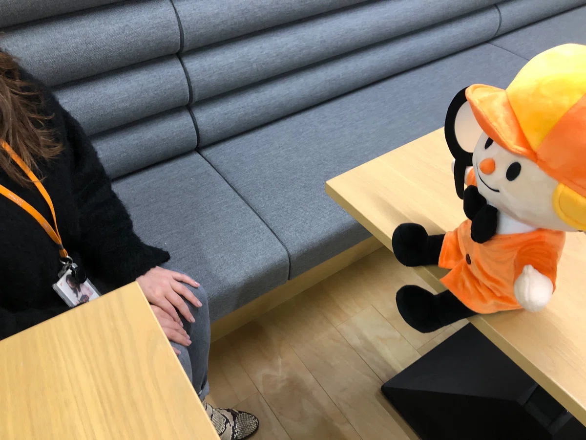 情報審査のひとにお話を聞くホームズくんの画像