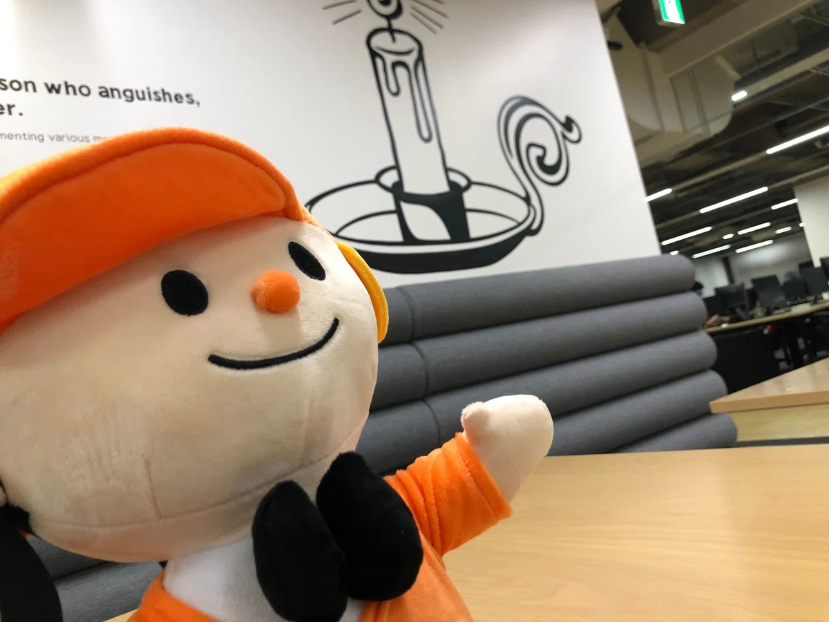 情報審査の人に話しかけるホームズくんの画像