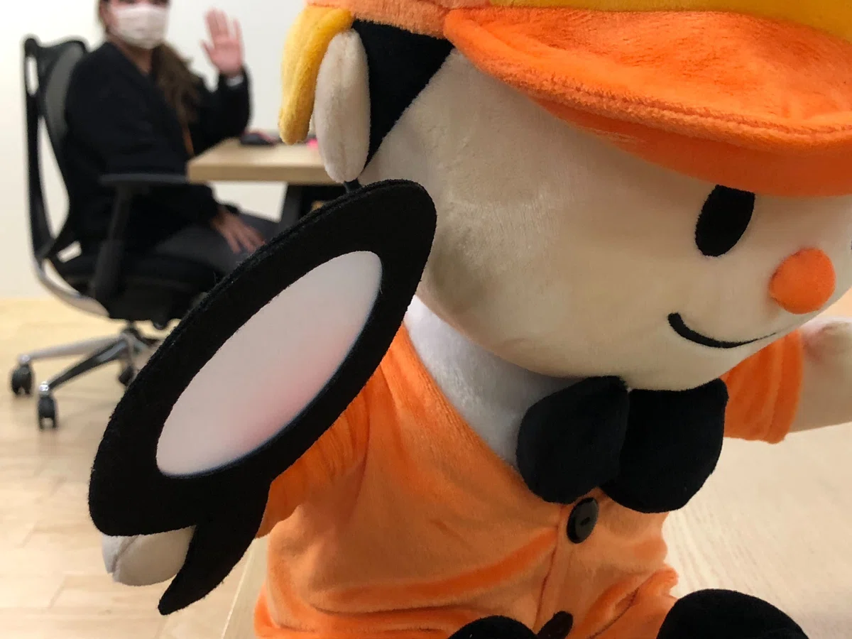 情報審査の人のもとから去るホームズくんの画像