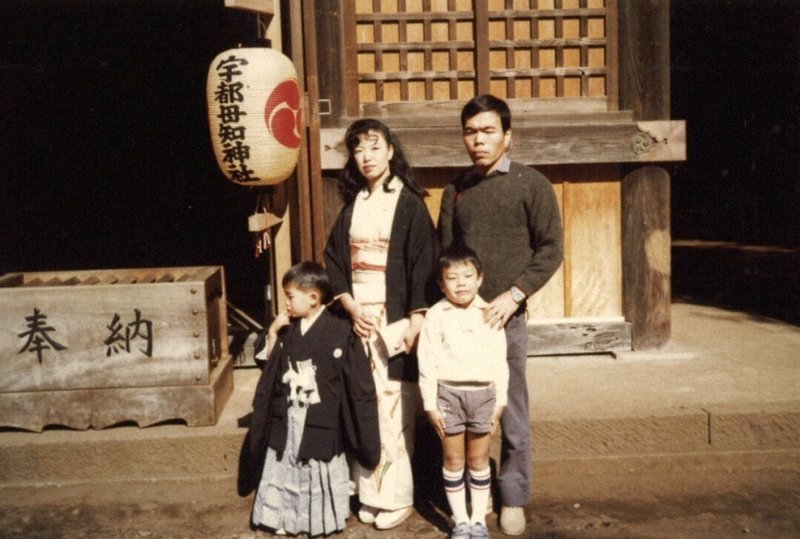 宮治さん一家の記念写真。前列右が勇輔さん=勇輔さん提供