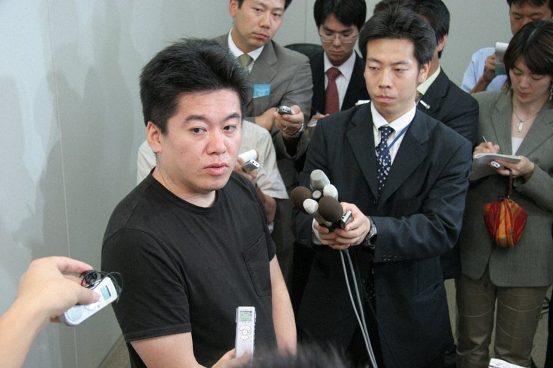 報道陣に囲まれるライブドアの堀江貴文社長（当時）＝2004年9月、小座野容斉撮影
