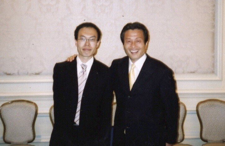 宮治勇輔さん（左）と南部靖之・パソナグループ代表＝2006年ごろ、勇輔さん提供