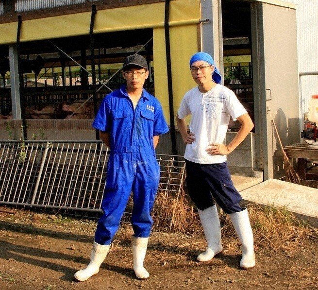 「みやじ豚」の宮治勇輔さん(右)と弟の大輔さん=勇輔さん提供